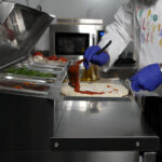 Mesa refrigerada para pizzas y ensaladas. Gama 700. EDENOX-MPGE2-180-I HC 1/3 GN